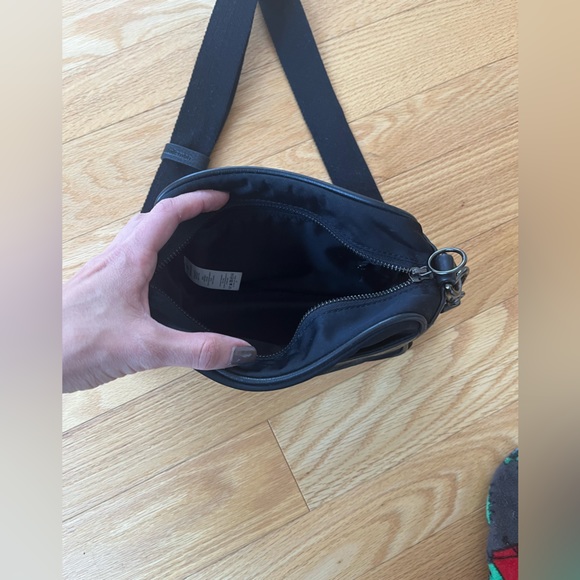 Lulu Lemon cross-body - Picture 2 of 2
